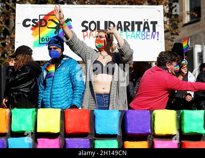 Düsseldorf, Deutschland. Oktober 2021. Die Teilnehmer der Christopher Street Day Kundgebung marschieren durch das Stadtzentrum. Dieses Jahr steht das Motto „Solidarität hat viele Farben“. Jedes Jahr gedenken die Aktionen am Christopher Street Day (CSD) einer Reihe gewalttätiger Konflikte zwischen Homosexuellen und Polizisten in der Christopher Street in New York im Jahr 1969. Quelle: Oliver Berg/dpa/Alamy Live News Stockfoto