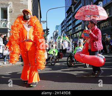 Düsseldorf, Deutschland. Oktober 2021. Die Teilnehmer der Christopher Street Day Kundgebung marschieren durch das Stadtzentrum. Dieses Jahr steht das Motto „Solidarität hat viele Farben“. Jedes Jahr gedenken die Aktionen am Christopher Street Day (CSD) einer Reihe gewalttätiger Konflikte zwischen Homosexuellen und Polizisten in der Christopher Street in New York im Jahr 1969. Quelle: Oliver Berg/dpa/Alamy Live News Stockfoto