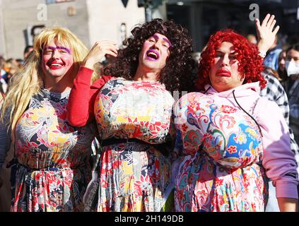 Düsseldorf, Deutschland. Oktober 2021. Die Teilnehmer der Kundgebung des Christopher Street Day ziehen durch das Stadtzentrum. Dieses Jahr steht das Motto „Solidarität hat viele Farben“. Jedes Jahr gedenken die Aktionen am Christopher Street Day (CSD) einer Reihe gewalttätiger Konflikte zwischen Homosexuellen und Polizisten in der Christopher Street in New York im Jahr 1969. Quelle: Oliver Berg/dpa/Alamy Live News Stockfoto