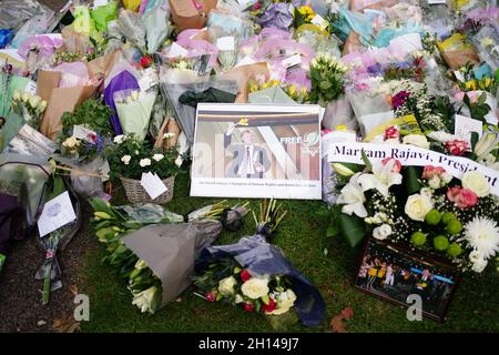 Blumen und Ehrungen, die an der Szene in der Nähe der Methodist Church von Belfairs in der Eastwood Road North, Leigh-on-Sea, Essex, hinterlassen wurden, wo der konservative Abgeordnete Sir David Amess starb, nachdem er am Freitag bei einer Wahlkreisoperation mehrmals erstochen wurde. Bilddatum: Samstag, 16. Oktober 2021. Stockfoto