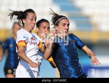 Sesto San Giovanni, Mailand, Italien, 16. Oktober 2021. Paloma Lazaro von AS Roma und Gloria Marinelli von Internazionale während des Spiels Serie A Femminile im Stadio Ernesto Breda, San Giovanni. Bildnachweis sollte lauten: Jonathan Moscrop / Sportimage Kredit: Sportimage/Alamy Live News Stockfoto