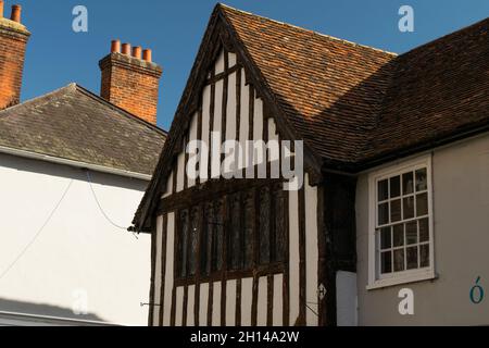 Top of Tudor Stil Fachwerk Cottage mit alten Dachziegeln in Saffron Walden, England Stockfoto