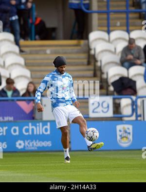 Huddersfield, Großbritannien. Oktober 2021. Fraizer Campbell von Huddersfield erwärmt sich vor dem heutigen Spiel gegen Hull FC in Huddersfield, Großbritannien am 10/16/2021. (Foto von Graham Crowther/News Images/Sipa USA) Quelle: SIPA USA/Alamy Live News Stockfoto