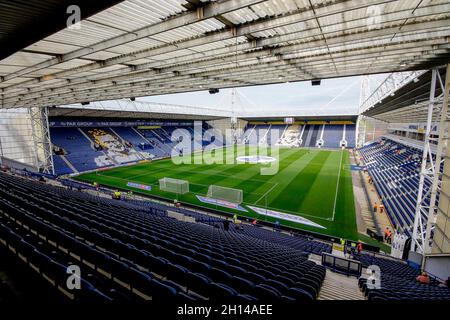Preston, Großbritannien. Oktober 2021. Ein allgemeiner Blick in das Deepdale-Stadion, Heimstadion des Fußballvereins Preston North End. EFL Skybet Championship Match, Preston North End gegen Derby County im Deepdale Stadium in Preston am Samstag, 16. Oktober 2021. Dieses Bild darf nur für redaktionelle Zwecke verwendet werden. Nur zur redaktionellen Verwendung, Lizenz für kommerzielle Nutzung erforderlich. Keine Verwendung bei Wetten, Spielen oder Veröffentlichungen in einem Club/einer Liga/einem Spieler.PIC von Chris Stading/Andrew Orchard Sports Photography/Alamy Live News Credit: Andrew Orchard Sports Photography/Alamy Live News Stockfoto