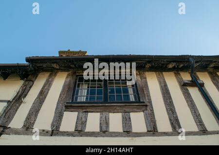 Schließen Sie alte Holzfenster auf einem Tudor-Fachwerkhaus in Saffron Walden, England Stockfoto