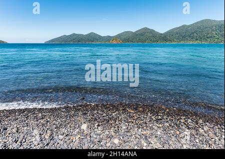 Wunderschöner schwarzer Steinstrand oder Koh hin Ngam im tropischen Meer auf der Insel Lipe, Thailand Stockfoto