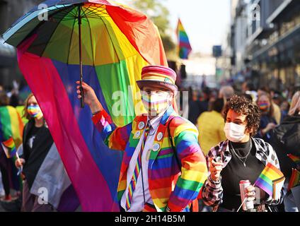 Düsseldorf, Deutschland. Oktober 2021. Die Teilnehmer der Christopher Street Day Kundgebung marschieren durch das Stadtzentrum. Dieses Jahr steht das Motto „Solidarität hat viele Farben“. Jedes Jahr gedenken die Aktionen am Christopher Street Day (CSD) einer Reihe gewalttätiger Konflikte zwischen Homosexuellen und Polizisten in der Christopher Street in New York im Jahr 1969. Quelle: Oliver Berg/dpa/Alamy Live News Stockfoto