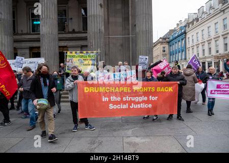 Glasgow, Schottland, Großbritannien. Oktober 2021. Aktivisten der Gruppe Glasgow gegen Schließungen marschieren von der Donald Dewar-Statue in der Buchanan Street durch die Straßen der Stadt zum People’s Palace in Glasgow Green, um gegen die Schließung von Bibliotheken, Museen und Sporteinrichtungen aufgrund der Covid-19-Pandemie zu protestieren. Kredit: Skully/Alamy Live Nachrichten Stockfoto