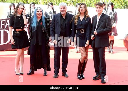 Rom, Italien. Oktober 2021. Rome Cinema Fest 2021, Rome Film Fest, Roter Teppich des Films 'die Addams Familie 2'. Auf dem Foto: Eleonora Gaggero, Loredana Bertè, Pino Insegno, Virginia Rafaele, Luciano Spinelli Kredit: Unabhängige Fotoagentur/Alamy Live News Stockfoto