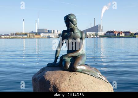 Die kleine Meerjungfrau (Den Lille Havfrue), von Edvard Eriksen (1913), Hans Christian Andersen, Kopenhagen, Dänemark, Skandinavien, Oktober 2021 Stockfoto