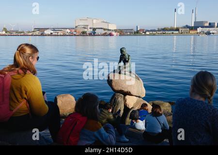 Die kleine Meerjungfrau (Den Lille Havfrue), von Edvard Eriksen (1913), Hans Christian Andersen, Kopenhagen, Dänemark, Skandinavien, Oktober 2021 Stockfoto