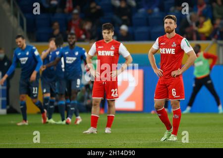 Sinsheim, Deutschland. Oktober 2021. Salih Oezcan aus Köln wurde am 15. Oktober 2021 in der PreZero Arena in Sinsheim nach dem 1-0-Tor beim Bundesliga-Fußballspiel zwischen der TSG Hoffenheim und dem FC Köln niedergeschlagen - Foto: Heiko Becker/DPPI/LiveMedia Kredit: Unabhängige Fotoagentur/Alamy Live News Stockfoto