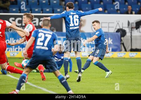 Sinsheim, Deutschland. Oktober 2021. Dennis Geiger aus Hoffenheim schießt am 15. Oktober 2021 in der PreZero Arena in Sinsheim das Tor 4-0 beim Bundesliga-Fußballspiel zwischen der TSG Hoffenheim und dem FC Köln - Foto: Heiko Becker/DPPI/LiveMedia Kredit: Unabhängige Fotoagentur/Alamy Live News Stockfoto