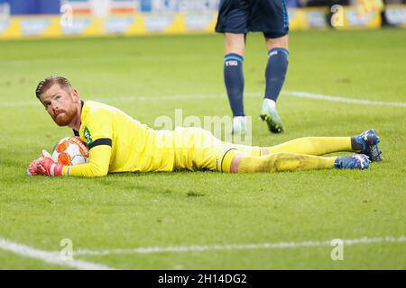 Sinsheim, Deutschland. Oktober 2021. Timo Horn von Köln war nach dem 5-0-Tor beim Bundesliga-Fußballspiel der TSG Hoffenheim und des FC Köln am 15. Oktober 2021 in der PreZero Arena in Sinsheim enttäuscht - Foto: Heiko Becker/DPPI/LiveMedia Kredit: Unabhängige Fotoagentur/Alamy Live News Stockfoto