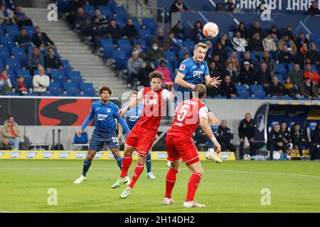 Sinsheim, Deutschland. Oktober 2021. Stefan Posch aus Hoffenheim erzielt das Tor 5-0, Noah Katterbach aus Köln beim Bundesliga-Fußballspiel der TSG Hoffenheim und des FC Köln am 15. Oktober 2021 in der PreZero Arena in Sinsheim, Deutschland - Foto: Heiko Becker/DPPI/LiveMedia Kredit: Unabhängige Fotoagentur/Alamy Live News Stockfoto