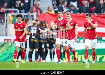 Freiburg Im Breisgau, Deutschland. Oktober 2021. Fußball: Bundesliga, SC Freiburg - RB Leipzig, Matchday 8, Europa-Park Stadion. Freiburgs Kiliann Sildillia (l-r), Freiburgs Vincenzo Grifo, Freiburgs Philipp Lienhart und Freiburgs Nicolas Höfler reagieren während des Spiels. Kredit: Tom Weller/dpa - WICHTIGER HINWEIS: Gemäß den Bestimmungen der DFL Deutsche Fußball Liga und/oder des DFB Deutscher Fußball-Bund ist es untersagt, im Stadion und/oder vom Spiel aufgenommene Fotos in Form von Sequenzbildern und/oder videoähnlichen Fotoserien zu verwenden oder zu verwenden./dpa/Alamy Live News Stockfoto