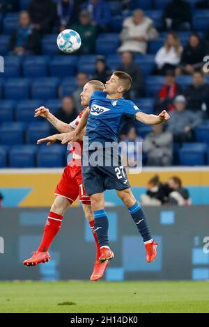 Sinsheim, Deutschland. Oktober 2021. Florian Kainz aus Köln und Andrej Kramaric aus Hoffenheim während des Bundesliga-Fußballspiels der TSG Hoffenheim und des FC Köln am 15. Oktober 2021 in der PreZero Arena in Sinsheim, Deutschland - Foto: Heiko Becker/DPPI/LiveMedia Kredit: Unabhängige Fotoagentur/Alamy Live News Stockfoto