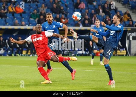 Sinsheim, Deutschland. Oktober 2021. Anthony Modeste von Köln, Kevin Akpoguma und Florian Grillitsch von Hoffenheim während des Bundesliga-Fußballspiels zwischen der TSG Hoffenheim und dem FC Köln am 15. Oktober 2021 in der PreZero Arena in Sinsheim, Deutschland - Foto: Heiko Becker/DPPI/LiveMedia Kredit: Unabhängige Fotoagentur/Alamy Live News Stockfoto