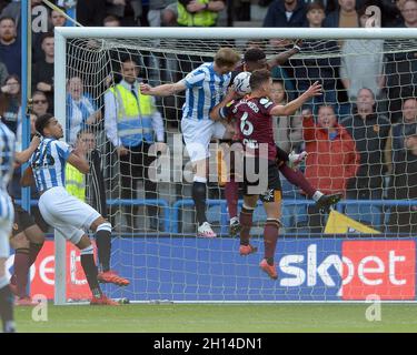 Huddersfield, Großbritannien. Oktober 2021. Tom Lees von Huddersfield eröffnet am 10/16/2021 die Wertung in Huddersfield, Großbritannien. (Foto von Graham Crowther/News Images/Sipa USA) Quelle: SIPA USA/Alamy Live News Stockfoto