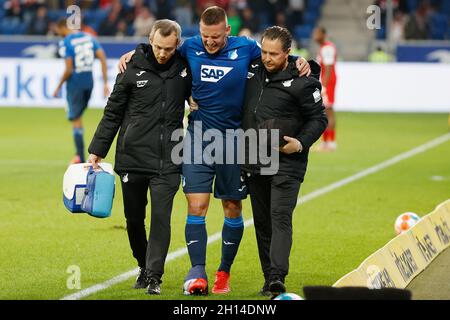 Sinsheim, Deutschland. Oktober 2021. Pavel Kaderabek aus Hoffenheim beim Bundesliga-Fußballspiel zwischen der TSG Hoffenheim und dem FC Köln am 15. Oktober 2021 in der PreZero Arena in Sinsheim verletzt - Foto: Heiko Becker/DPPI/LiveMedia Kredit: Unabhängige Fotoagentur/Alamy Live News Stockfoto