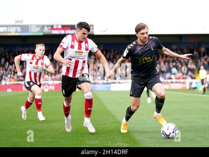 Alex Gilbey von Charlton Athletic (rechts) und Regan Poole von Lincoln City kämpfen während des Sky Bet League One-Spiels im LNER Stadium, Lincoln, um den Ball. Bilddatum: Samstag, 16. Oktober 2021. Stockfoto