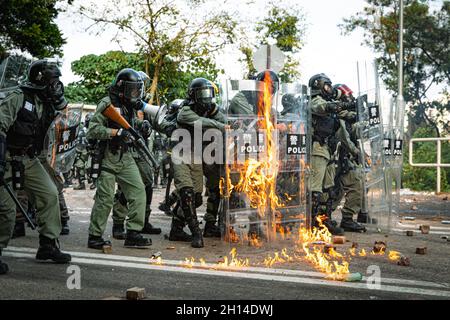 12. November 2019, Hongkong, China: Molotow-Cocktails (Benzinbombe), die während der Demonstration auf die Polizei geworfen wurden.zahlreiche und massive Proteste brachen 2019 in Hongkong aus, als das Auslieferungsgesetz ernsthafte Bedenken aufwirft, da die Hongkonger Behörden die nicht-verurteilte Angeklagte nach China zurückleiten können, Dies war nach der Übergabe Hongkongs an China im Jahr 1997 als einer der größten zivilen Aufschrei bekannt. Die Proteste eskalierten bald von friedlichen Demonstrationen zu gewalttätigen Zusammenstößen mit der Polizei im Juli. Tausende wurden verhaftet, verletzt und stehen nun hinter Gittern, da die Hauptwelle der Zusammenstöße in No zu Ende geht Stockfoto