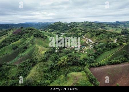 Luftaufnahme des Hüttenresort am Hang zwischen den Bergen im tropischen Regenwald an regnerischen Tagen in Thailand Stockfoto