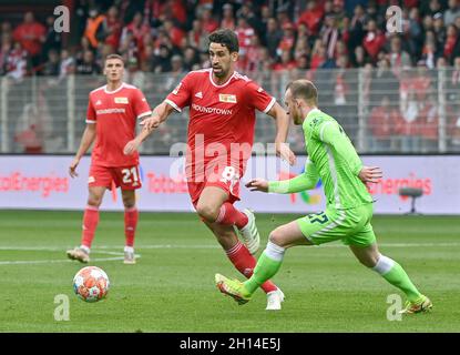 Berlin, Deutschland. Oktober 2021. Fußball: Bundesliga, 1. FC Union Berlin - VfL Wolfsburg, Matchday 8, an der Alten Försterei. Der Unionsspieler Grischa Prömel (l-r) beobachtet das Duell von Rani Khedira und Maximilian Arnold aus Wolfsburg um den Ball. Quelle: Matthias Koch/dpa - WICHTIGER HINWEIS: Gemäß den Bestimmungen der DFL Deutsche Fußball Liga und/oder des DFB Deutscher Fußball-Bund ist es untersagt, im Stadion und/oder vom Spiel aufgenommene Fotos in Form von Sequenzbildern und/oder videoähnlichen Fotoserien zu verwenden oder zu verwenden./dpa/Alamy Live News Stockfoto