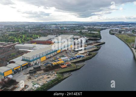Luftdrohnenaufnahme der BAE Systems Werft am Fluss Clyde Stockfoto