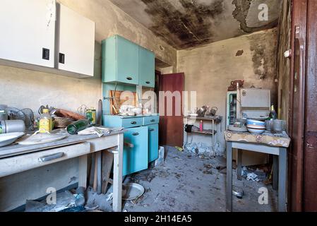 Alte Küche. In einem verlassenen Haus. Urbex in Italien. Stockfoto