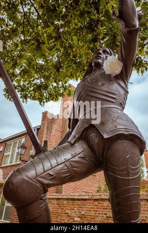 Die King Richard III Statue von James Butler, die auf dem Gelände der Leicester Cathedral steht. Stockfoto