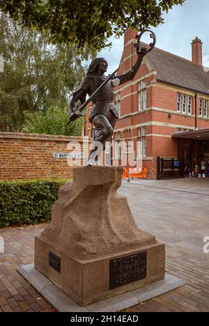 Die King Richard III Statue von James Butler, die auf dem Gelände der Leicester Cathedral steht. Stockfoto