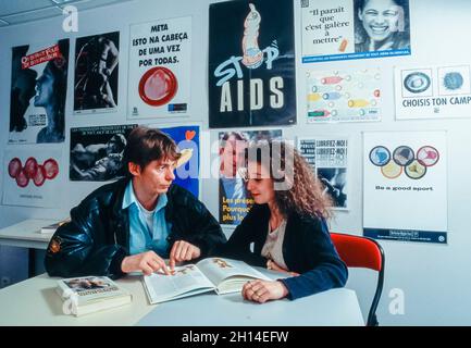 Paris, Frankreich, AIDS-Plakate, Aktivisten im Amt, die Informationen austauschen, NGO, CRIPS, Stockfoto