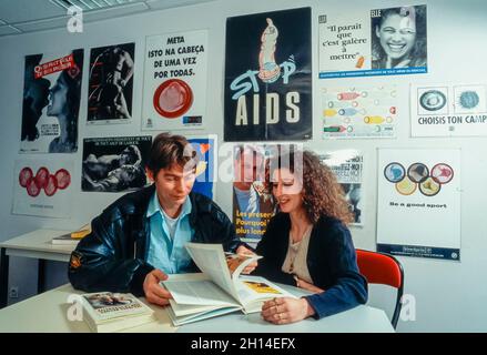 Paris, Frankreich, AIDS-Plakate, Aktivisten im Büro, die Informationen austauschen, NGO, CRIPS, aktivistisches Mädchen Stockfoto