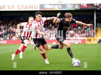 Alex Gilbey von Charlton Athletic (rechts) und Regan Poole von Lincoln City kämpfen während des Sky Bet League One-Spiels im LNER Stadium, Lincoln, um den Ball. Bilddatum: Samstag, 16. Oktober 2021. Stockfoto