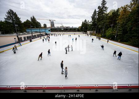 Berlin, Deutschland. Oktober 2021. Besucher Schlittschuh auf der Eisbahn bei der Eröffnung des Eisstadions Neukölln nach den corona-bedingten Einschränkungen in der vergangenen Saison. Es gilt die 3G-Regel, und Besucher müssen mit einer App einchecken oder einen Slip ausfüllen. Quelle: Fabian Sommer/dpa/Alamy Live News Stockfoto