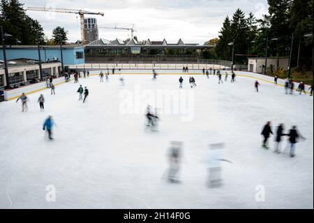 Berlin, Deutschland. Oktober 2021. Besucher Schlittschuh auf der Eisbahn bei der Eröffnung des Eisstadions Neukölln nach den corona-bedingten Einschränkungen in der vergangenen Saison. Es gilt die 3G-Regel, und Besucher müssen mit einer App einchecken oder einen Slip ausfüllen. Quelle: Fabian Sommer/dpa/Alamy Live News Stockfoto