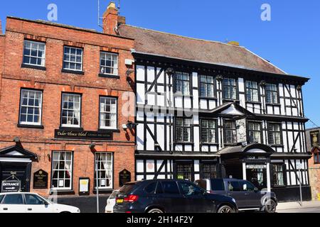 Das Tudor House Hotel im Stadtzentrum ist ein atemberaubendes Hotel aus dem 16. Jahrhundert mit Eichenbalken, das sich in der High Street an der Rückseite des Flusses Avon befindet. Stockfoto