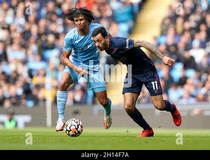 Manchester, Großbritannien, 16. Oktober 2021. Nathan Ak von Manchester City (L) fordert Dwight McNeil von Burnley während des Spiels der Premier League im Etihad Stadium in Manchester heraus. Bildnachweis sollte lauten: Andrew Yates / Sportimage Stockfoto