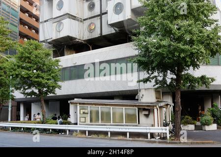 Blick auf den unteren Teil des legendären Nakagin Capsule Tower in Tokio von Kisho Kurokawa. (10/2021) Stockfoto