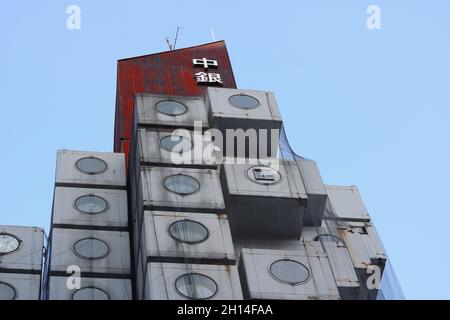 Detail des von Kisho Kurokawa entworfenen Capsule Tower in Tokio. (10/2021) Stockfoto