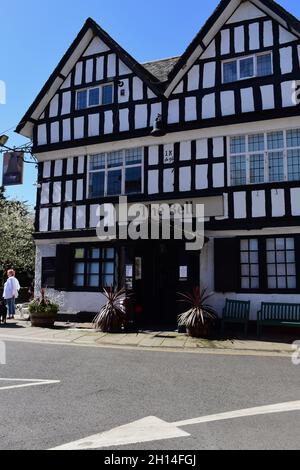 Das Tudor House Hotel im Stadtzentrum ist ein atemberaubendes Hotel aus dem 16. Jahrhundert mit Eichenbalken, das sich in der High Street an der Rückseite des Flusses Avon befindet. Stockfoto