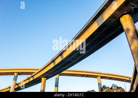 Los Angeles California, Interstate I-110 I-105, Harbor Freeway, Autobahnüberführung Autobahnkreuz, erhöhte Straßenkurvensäulen Betonrampe Stockfoto