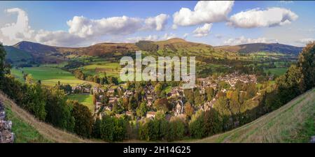 Panoramablick auf L to R Peaks Mam Tor, Grinsow Knoll, Hollins Cross, Back Tor und Lose Hill bei Castleton im Peak District über dem Dorf Ca Stockfoto