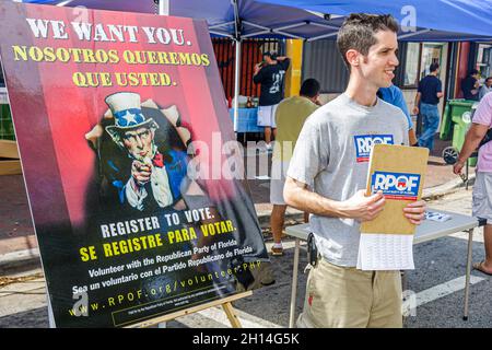 Miami Florida, Little Havana, hispanische zweisprachige Wählerregistrierungsfahrt zur Registrierung von Wählern, männlicher Freiwilliger der Republikanischen Partei, Onkel Sam, Poster Stockfoto