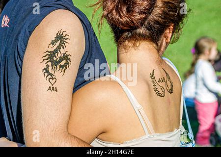 Miami Florida, Tamiami Park, Harvest Festival, umarmt Paar Mann männlich Frau weiblich Tätowierungen Stockfoto