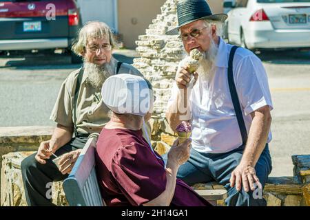 In der Big Olaf Creamery, Frau, Männer, Senioren, Freunden, die Eiscreme essen, reden Stockfoto