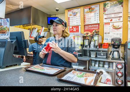 Fort Ft. Myers Florida, Wendy's Fast Food, Inneneinrichtung, Restaurant, das die Einnahme der Theke vorbereitet, Frau, die eine Angestellte arbeitet Stockfoto