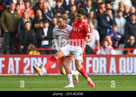 Josh Bowler #11 von Blackpool und Brennan Johnson #20 von Nottingham Forest kämpfen am 10/16/2021 um den Ball. (Foto von Craig Thomas/News Images/Sipa USA) Quelle: SIPA USA/Alamy Live News Stockfoto