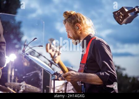Bärtiger Mann, der beim Konzert im Freien Gitarre spielt Stockfoto